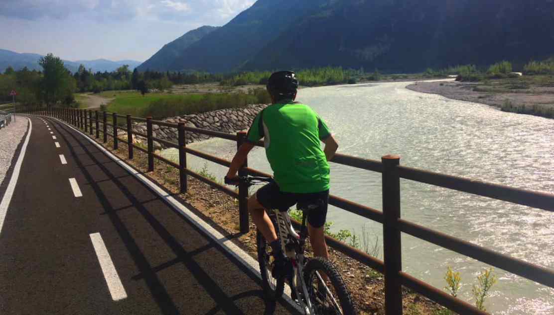 Belluno, ciclabile del Piave: la suggestiva pista a strapiombo sul Garda, lunga 220 chilometri