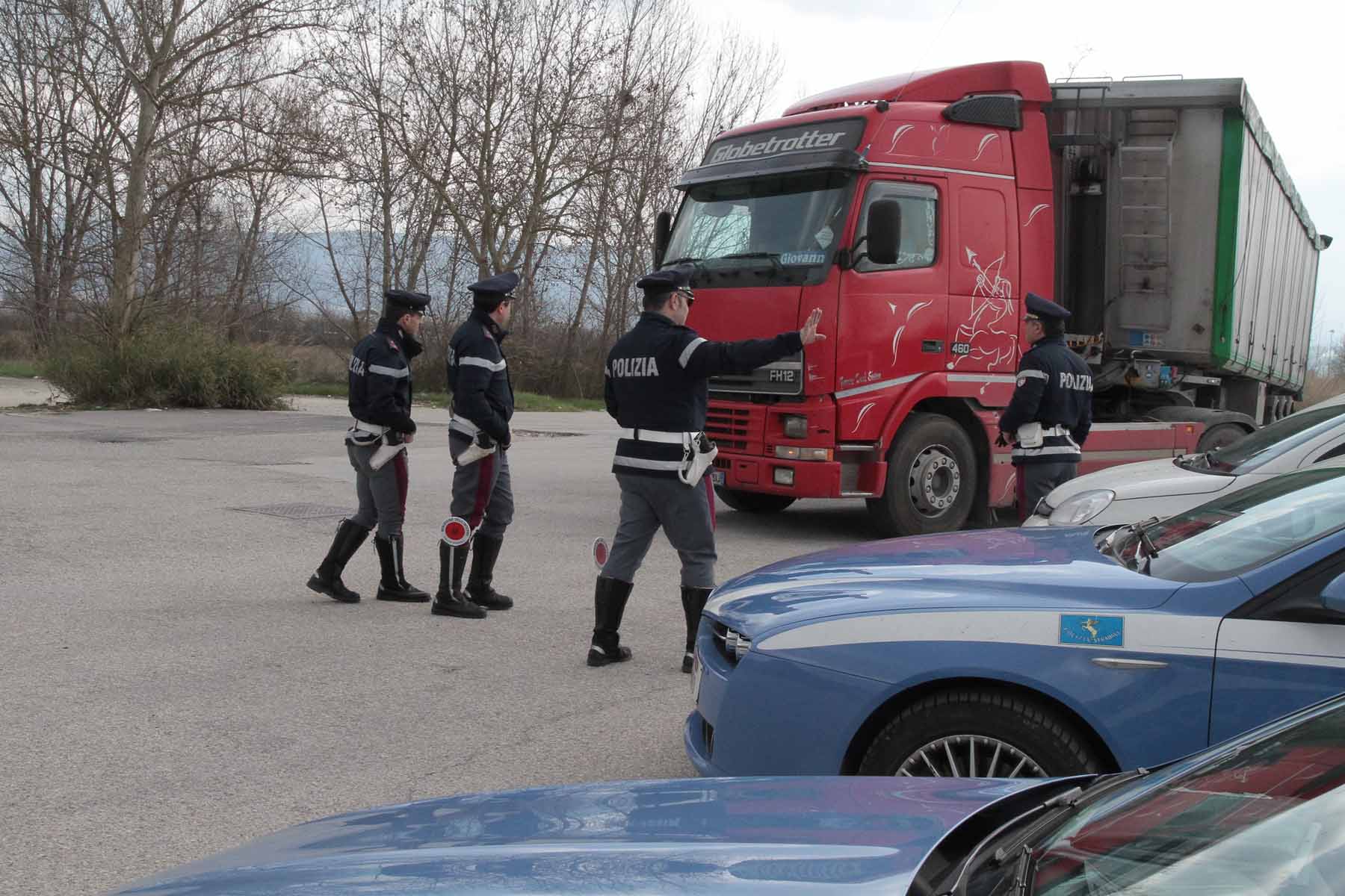 Controlli autotrasporto, maxi-operazione della Polstrada: 4 arresti, sequestrati 6 kg di droga