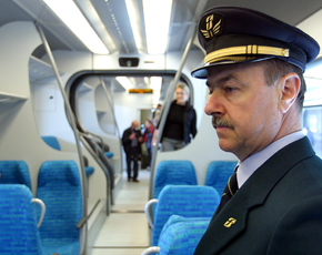 Sicurezza: sui treni lombardi progetto sperimentale con guardie giurate a bordo