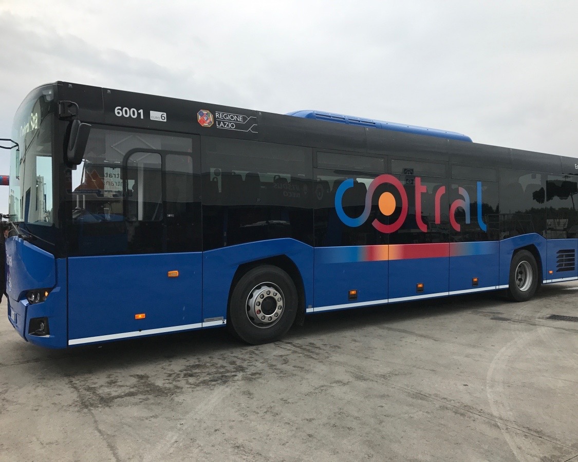 Lazio: Cotral, Zingaretti presenta 14 nuovi pullman per i pendolari