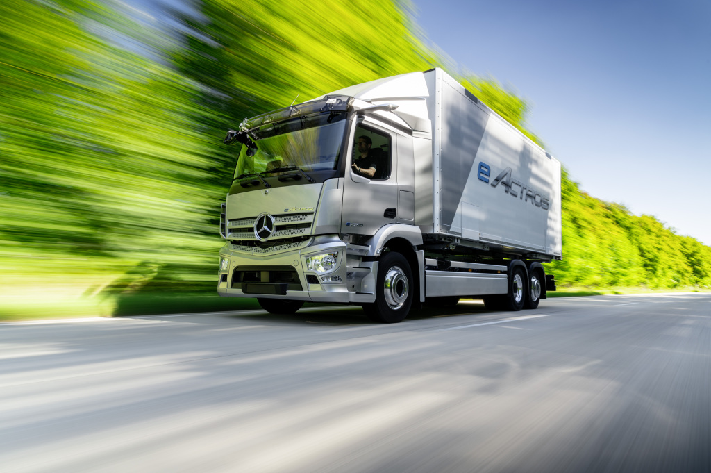 Daimler Trucks verso l’elettrificazione, presentato il nuovo Mercedes-Benz eActros LongHaul