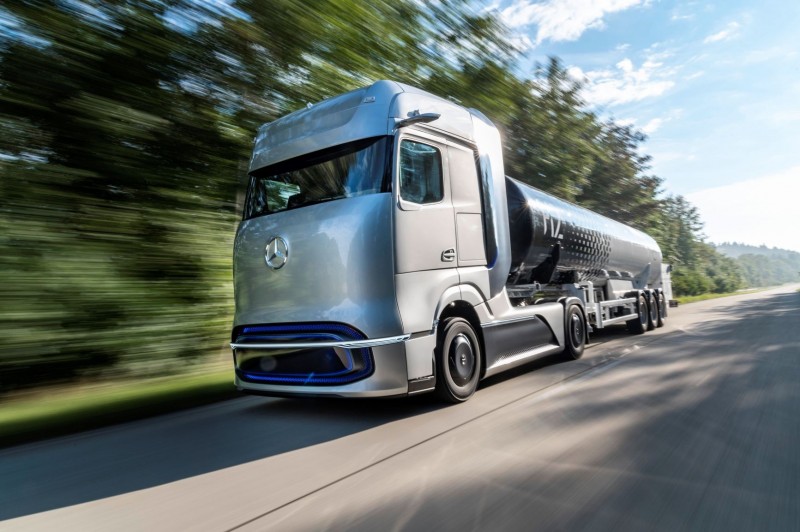 Daimler, operative le due nuove divisioni: Mercedes per le auto e Daimler Truck per i pesanti
