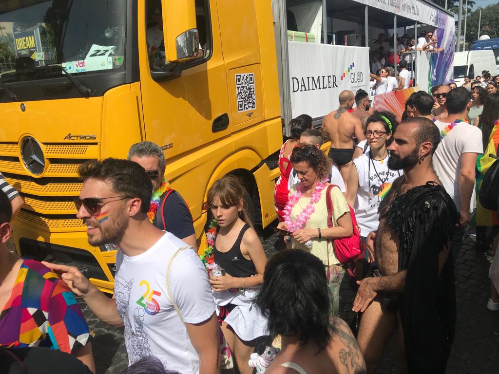 Al Roma Pride 2019 sfila anche il nuovo Actross Tweety Mercedes-Benz