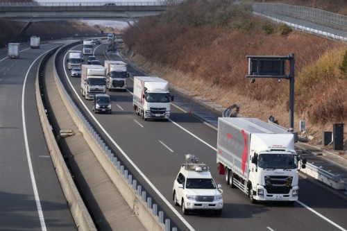 Daimler Trucks testa la tecnologia platooning in Giappone