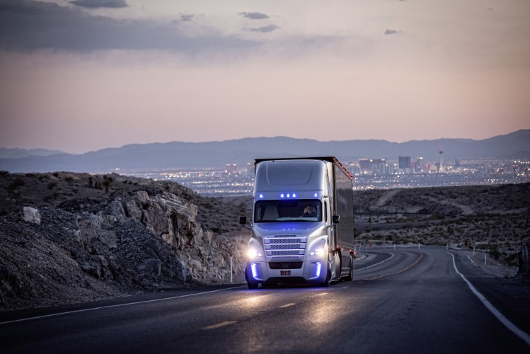 Camion: Daimler Trucks investe 500mln di euro nella guida automatizzata
