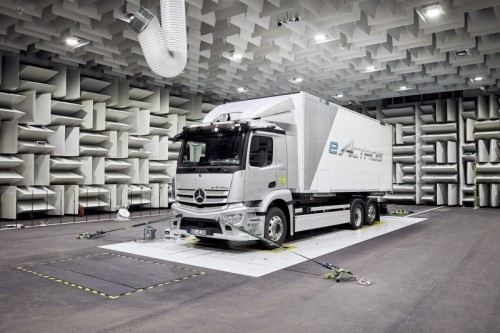 Mercedes-Benz Trucks: il 30 giugno anteprima mondiale per l’eActros elettrico a batteria