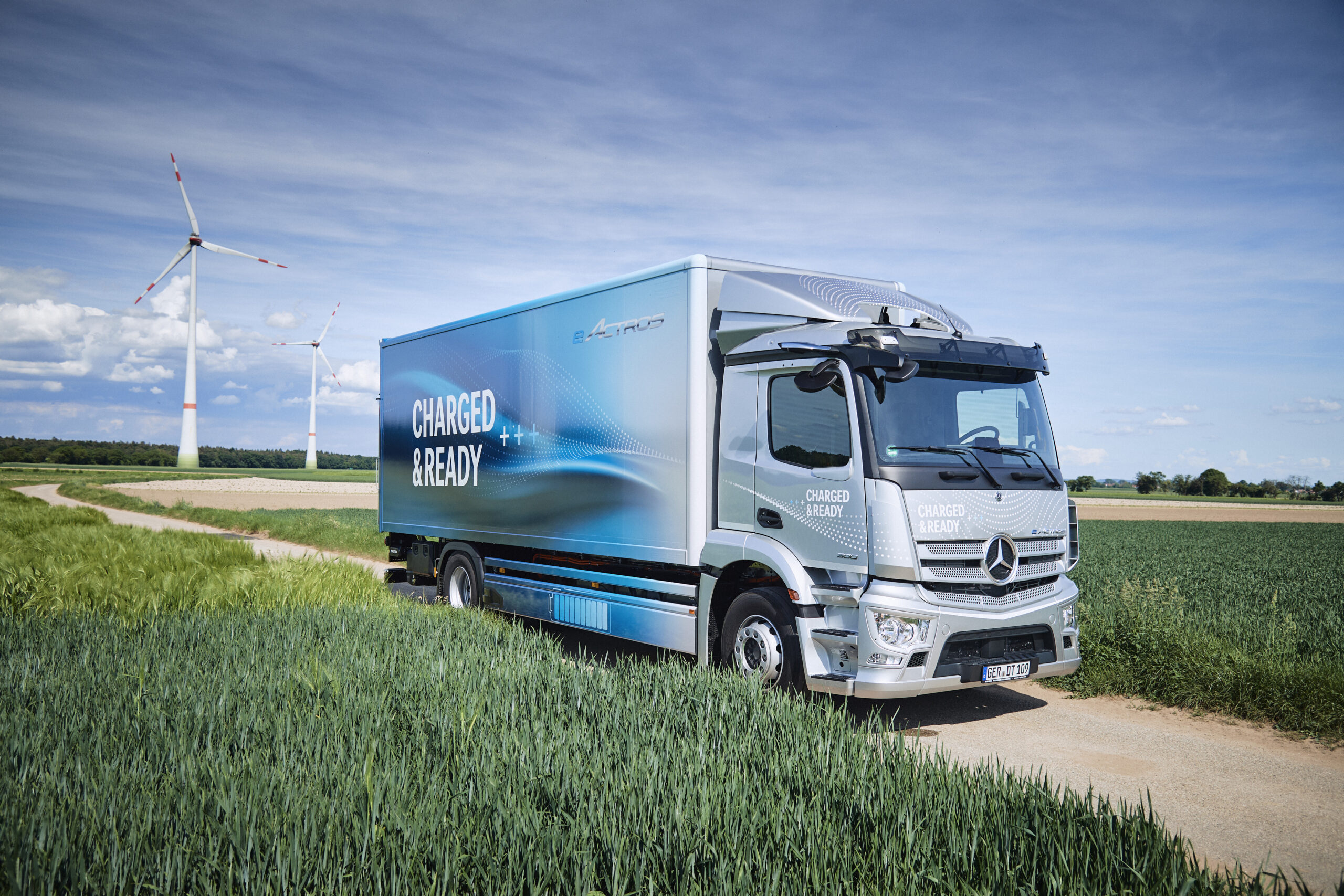 Mercedes-Benz Trucks: Amazon testerà il camion elettrico eActros LongHaul