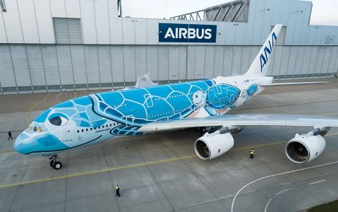 Il primo A380 di ANA esce dalla stazione di verniciatura