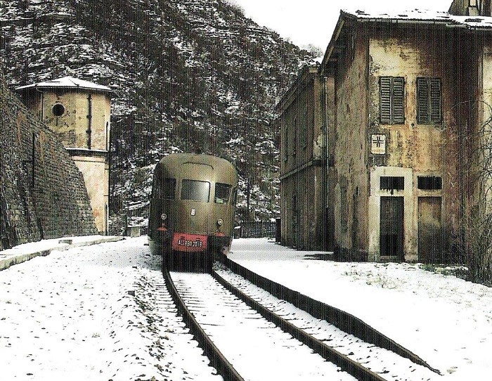 Stazioni ferroviarie d’Italia: in treno verso Fornello, il borgo disabitato