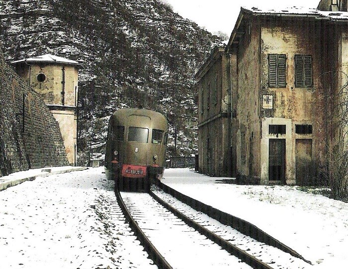 Stazioni ferroviarie d’Italia: in treno verso Fornello, il borgo disabitato