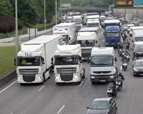 Autisti di camion da tutta Europa manifestano a Bruxelles