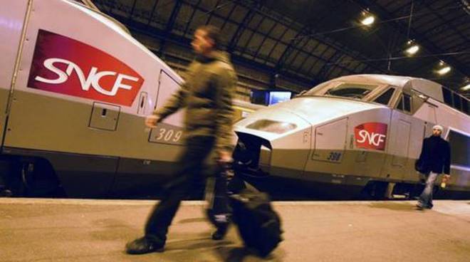 Francia, ferrovie: continua lo sciopero degli addetti contro la riforma. Governo adotta linea dura