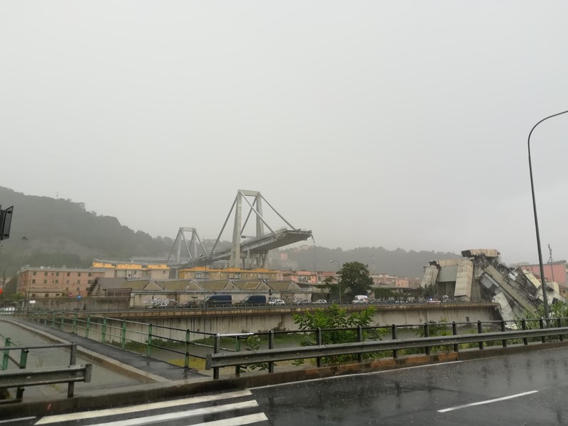 Genova: crolla viadotto sull’autostrada. Giù 200 metri di cavalcavia. Due persone estratte vive
