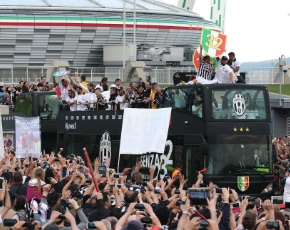 La Juventus festeggia a bordo di un Iveco Bus