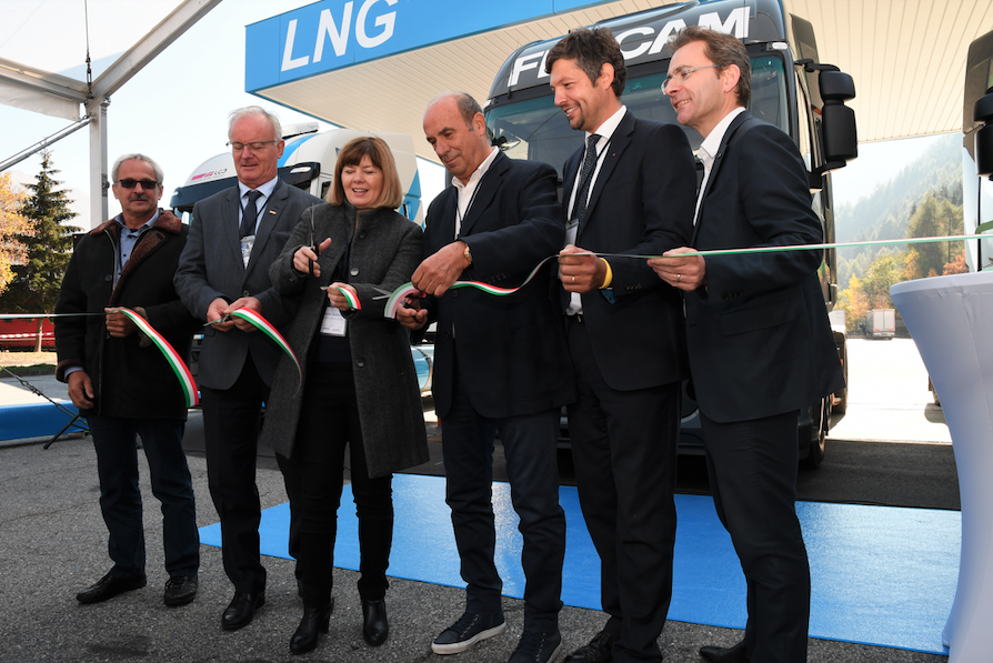 Autotrasporto sostenibile, Iveco inaugura la prima stazione di rifornimento LNG dell’Alto Adige
