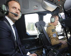 L’A400M “en Marche!” con Macron atterra a Le Bourget