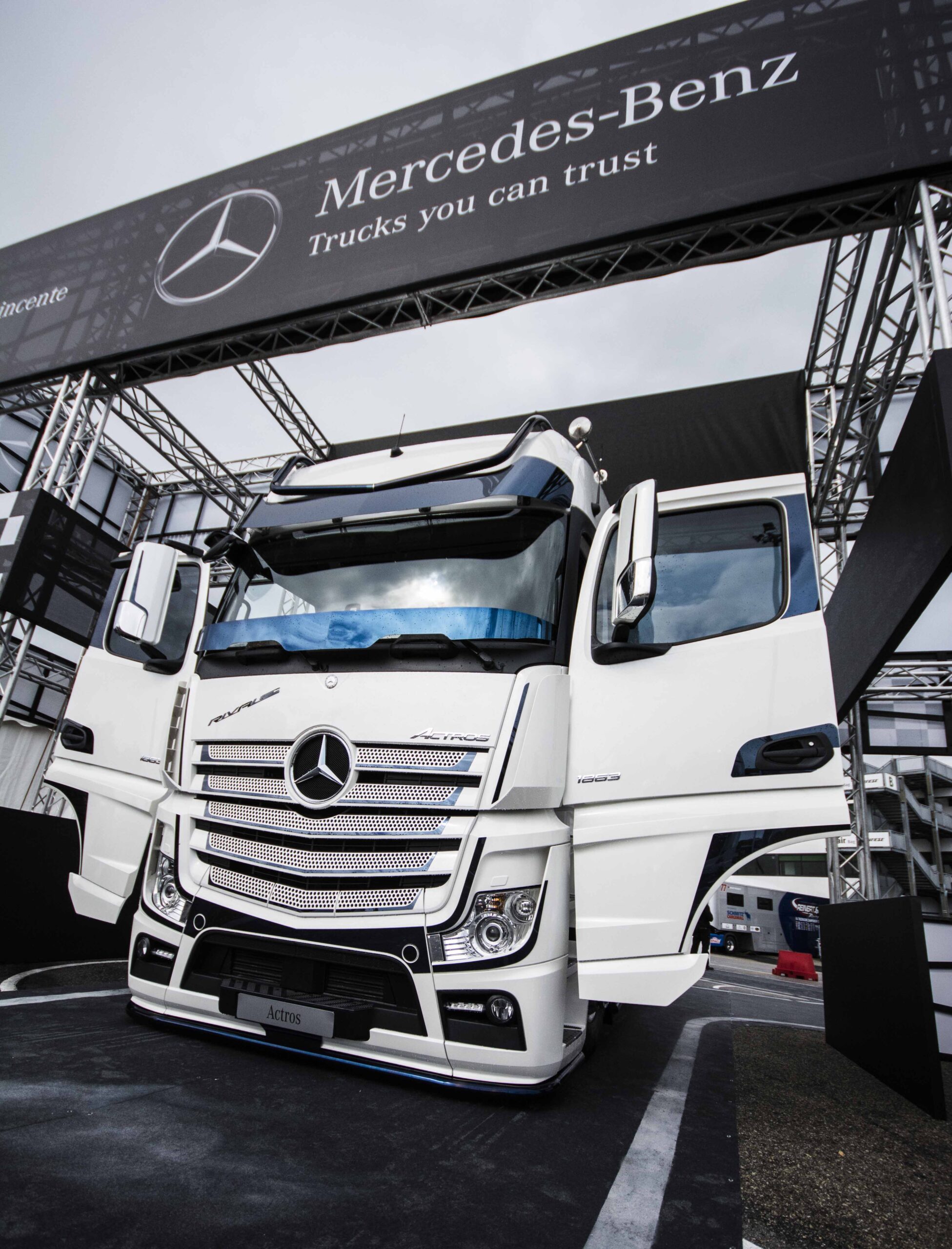 Mercedes-Benz Actros Rivale: la moto incontra il truck