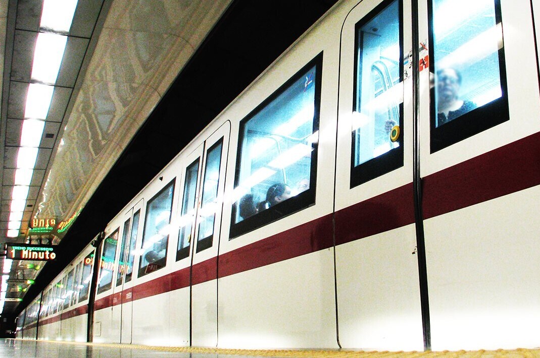 Blocco parziale per la metro A di Roma: tecnici impegnati nella riparazione di una rotaia