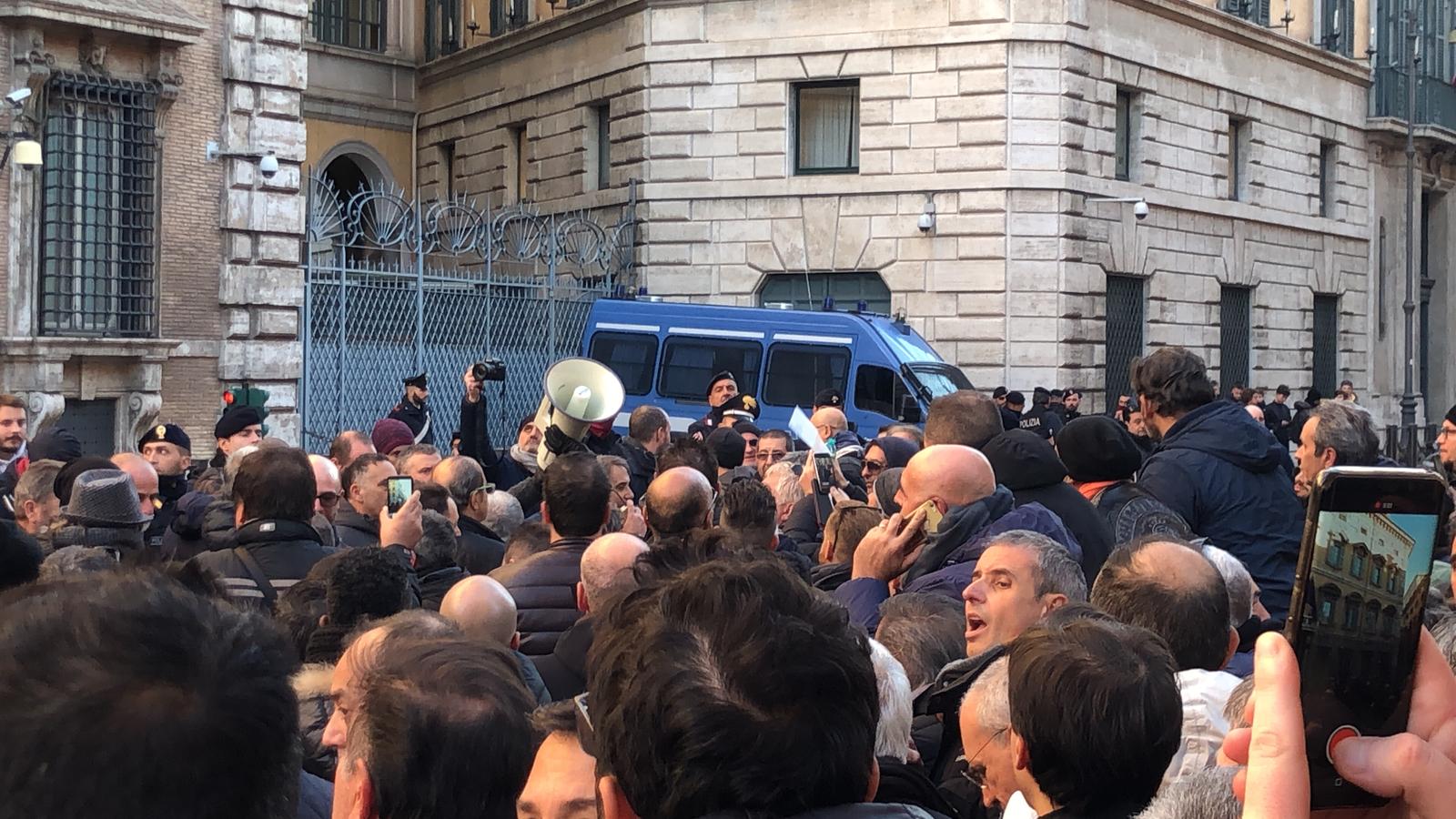 Ncc in protesta a Roma davanti al Senato