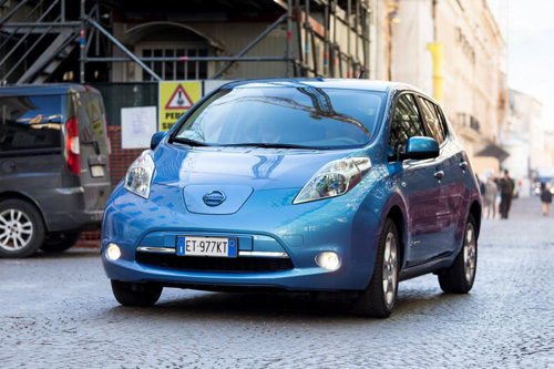 Its: L’Aquila, Nissan Italia consegna al sindaco una Leaf 100% elettrica