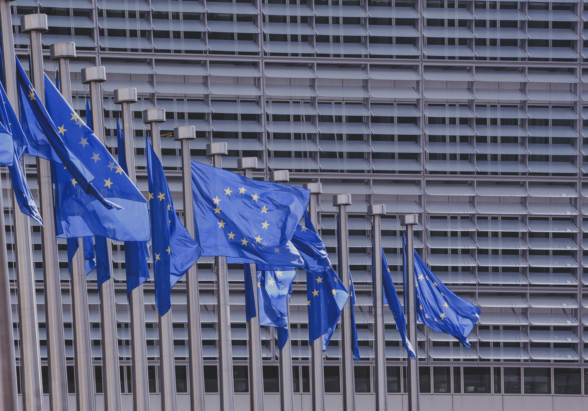Euro 7, primo via libera dal Parlamento Ue: sì al taglio delle emissioni ma dal 2030