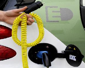 Arrivano gli incentivi per le auto elettriche, Federauto: un errore