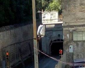 Camion incastrati sotto Ponte Reggia Caserta: Comune installa lampeggianti
