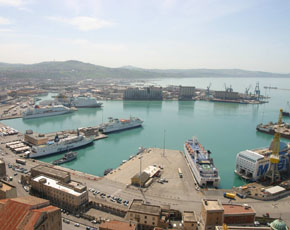 Vasto incendio al porto di Ancona. Chiuse scuole e parchi