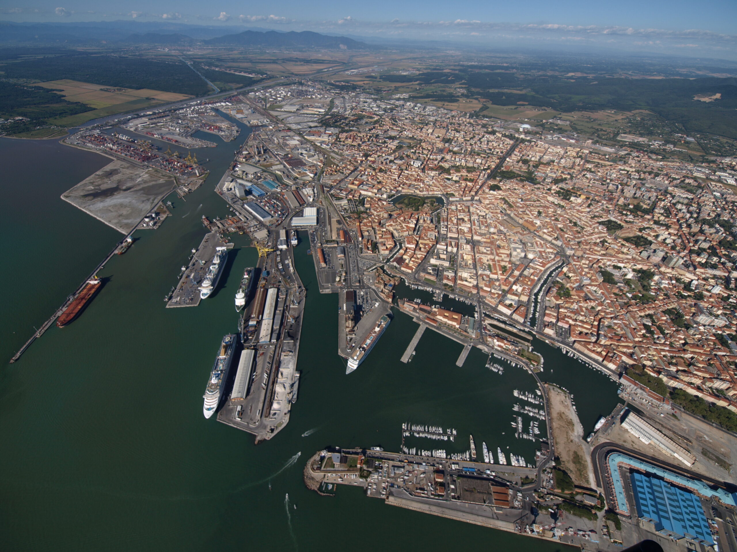 Via ai lavori di ampliamento del porto di Livorno