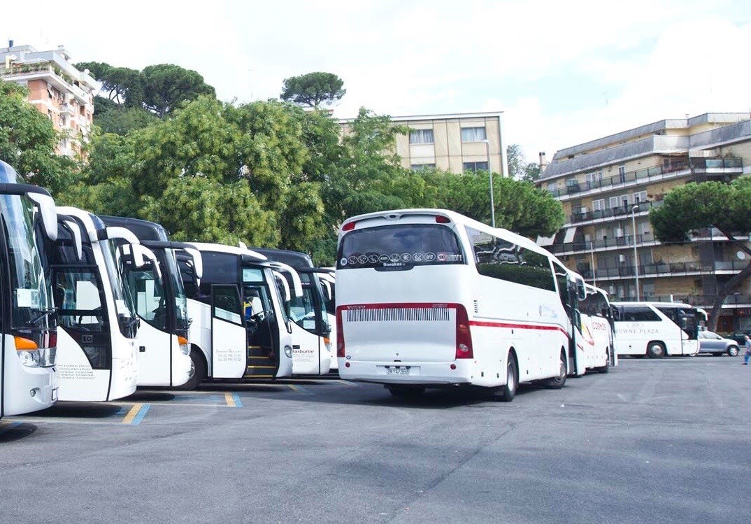 Bus turistici bloccano il centro di Roma: protesta contro il nuovo piano bus