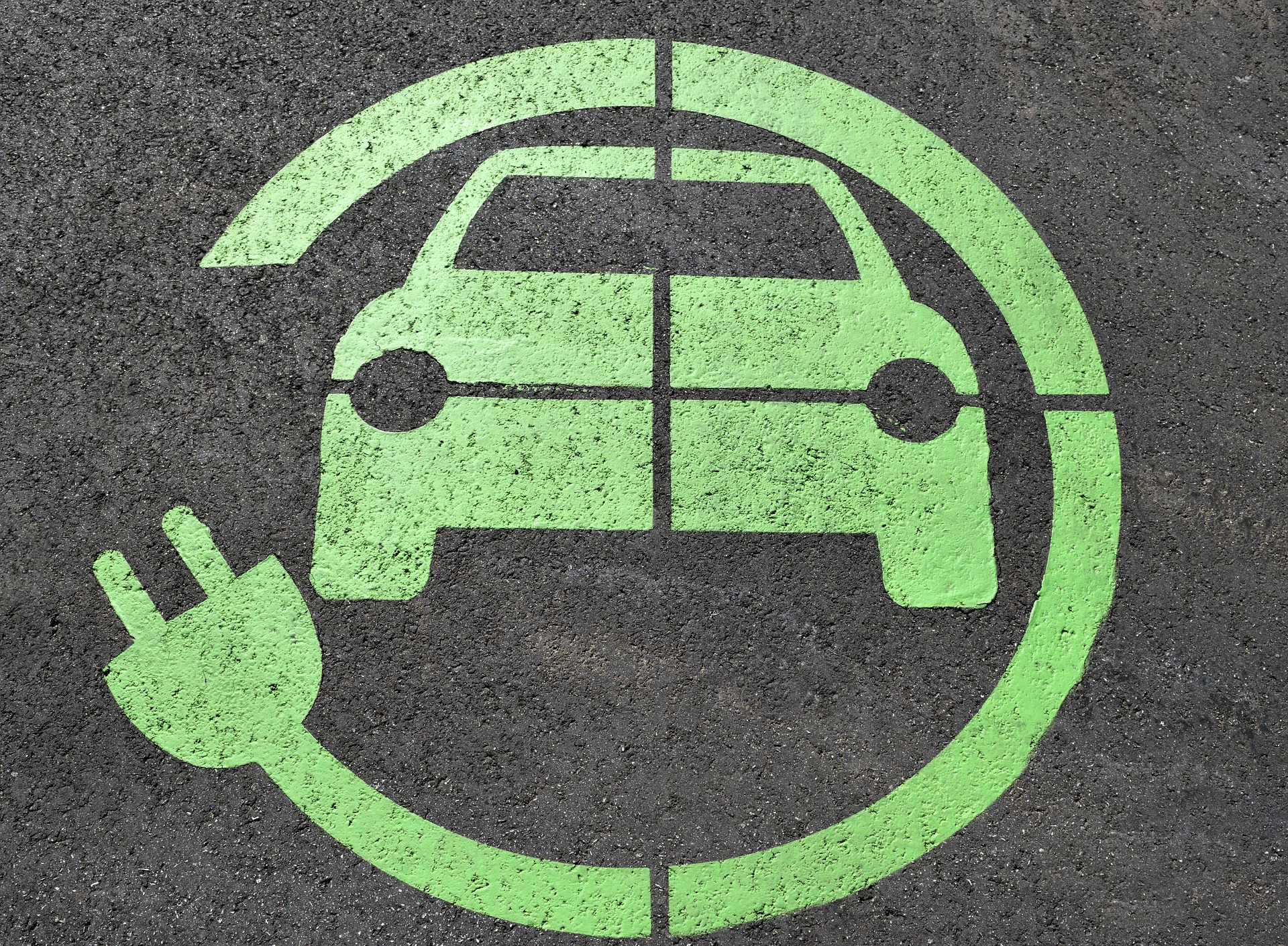 Auto elettriche: Di Maio punta a 1mln entro il 2020. Diffuso un report europeo sul caro carburanti