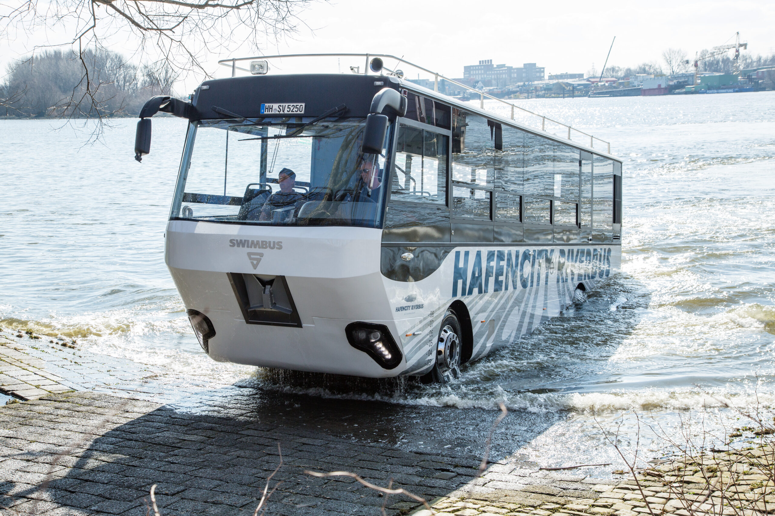Ad Amburgo c’è l’Hafencity Riverbus, l’autobus anfibio con telaio MAN