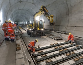 San Gottardo: posati gli ultimi binari della galleria più lunga del mondo