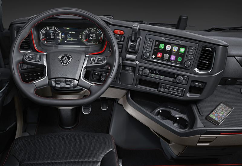 Scania lancia Apple CarPlay, il dispositivo che riproduce sul display le funzioni dell’iPhone