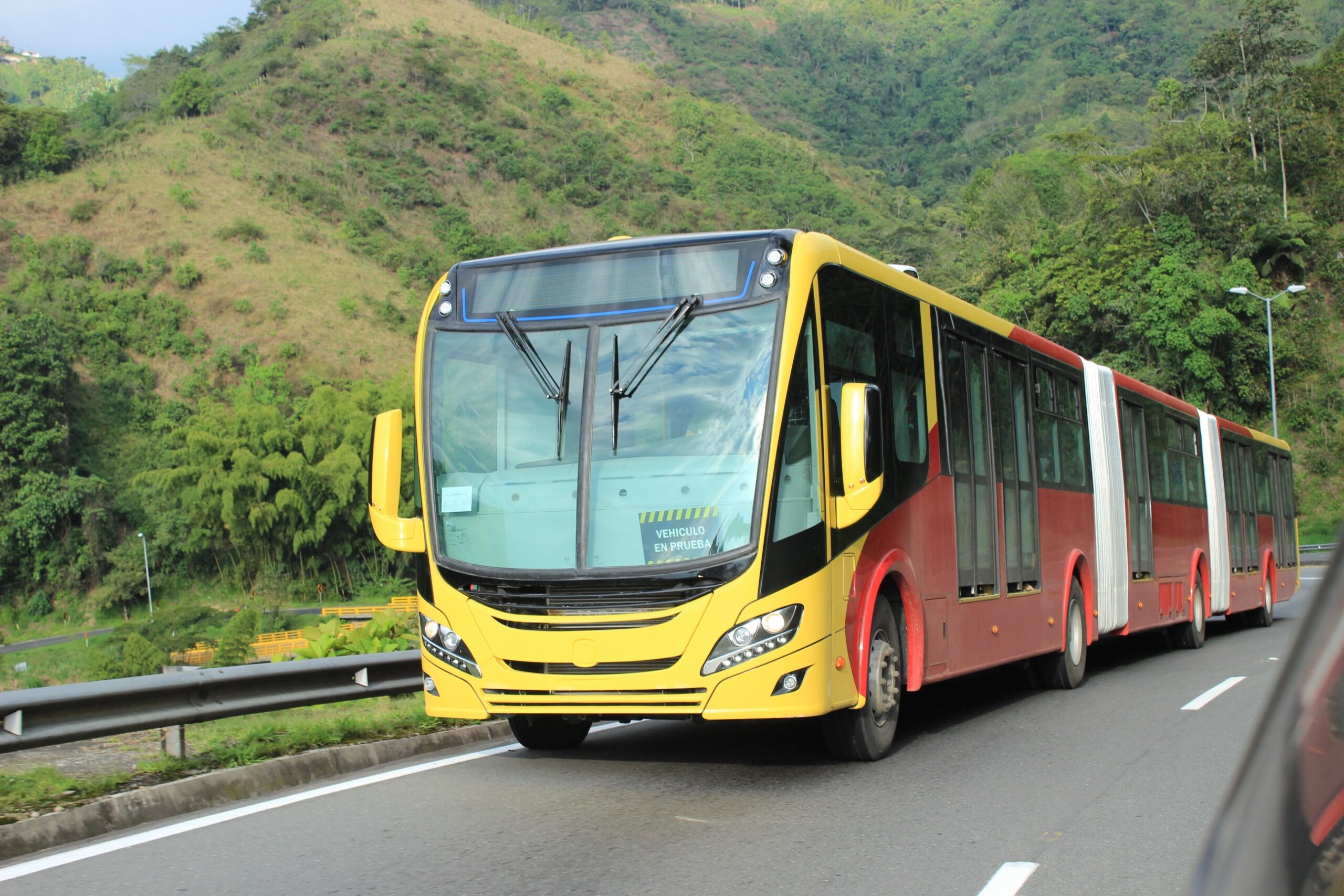 Scania presenta il primo autobus bi-articolato Euro 6 a gas