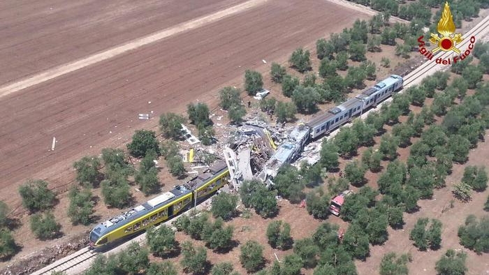 Puglia, incidente ferroviario: oltre 20 morti, proseguono le ricerche dei dispersi