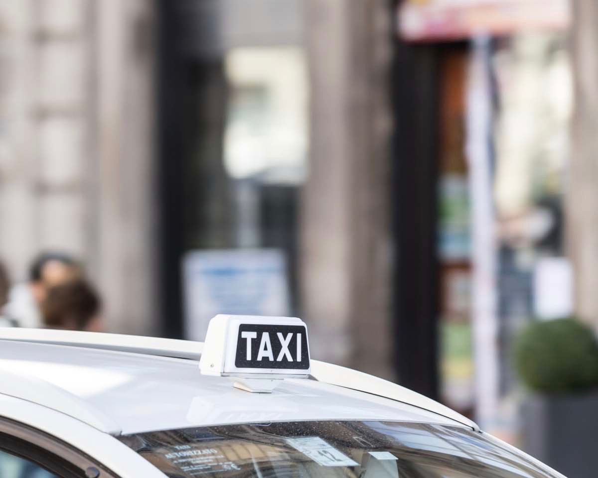 Taxi, la bozza del Governo non ferma lo sciopero: oggi stop fino alle 22