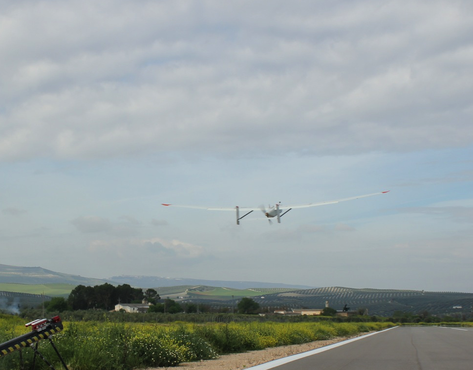Primo volo in simultanea di un drone e di un aereo con equipaggio