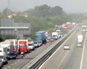 Sanzioni Russia: fila di camion di 80 km al confine tra Polonia e Bielorussia