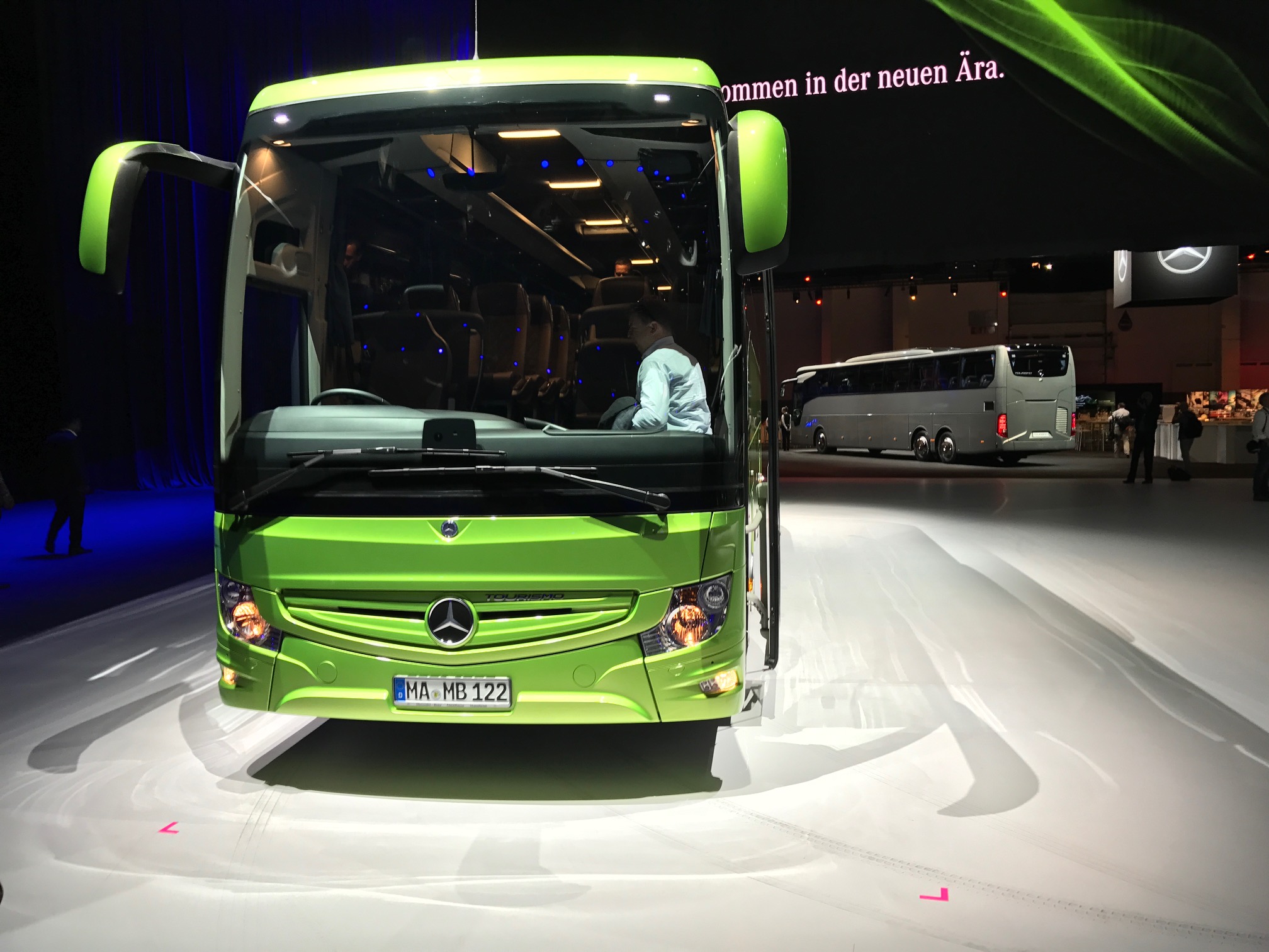 Mercedes-Benz lancia in anteprima mondiale il nuovo bus Tourismo RHD