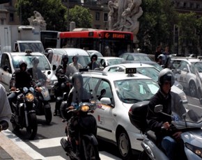 Roma: ok agli scooter nelle strisce blu