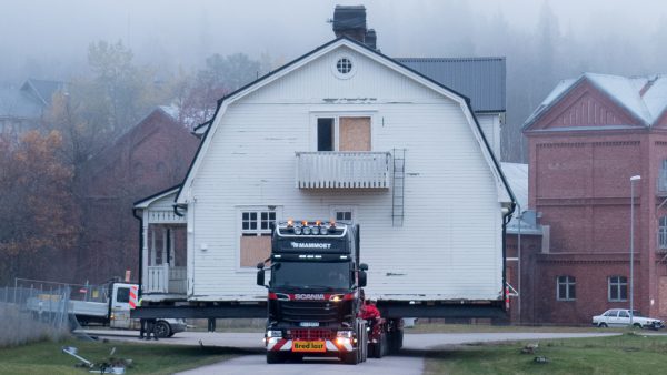 Trasloco eccezionale: gli autocarri Scania spostano un intero paese