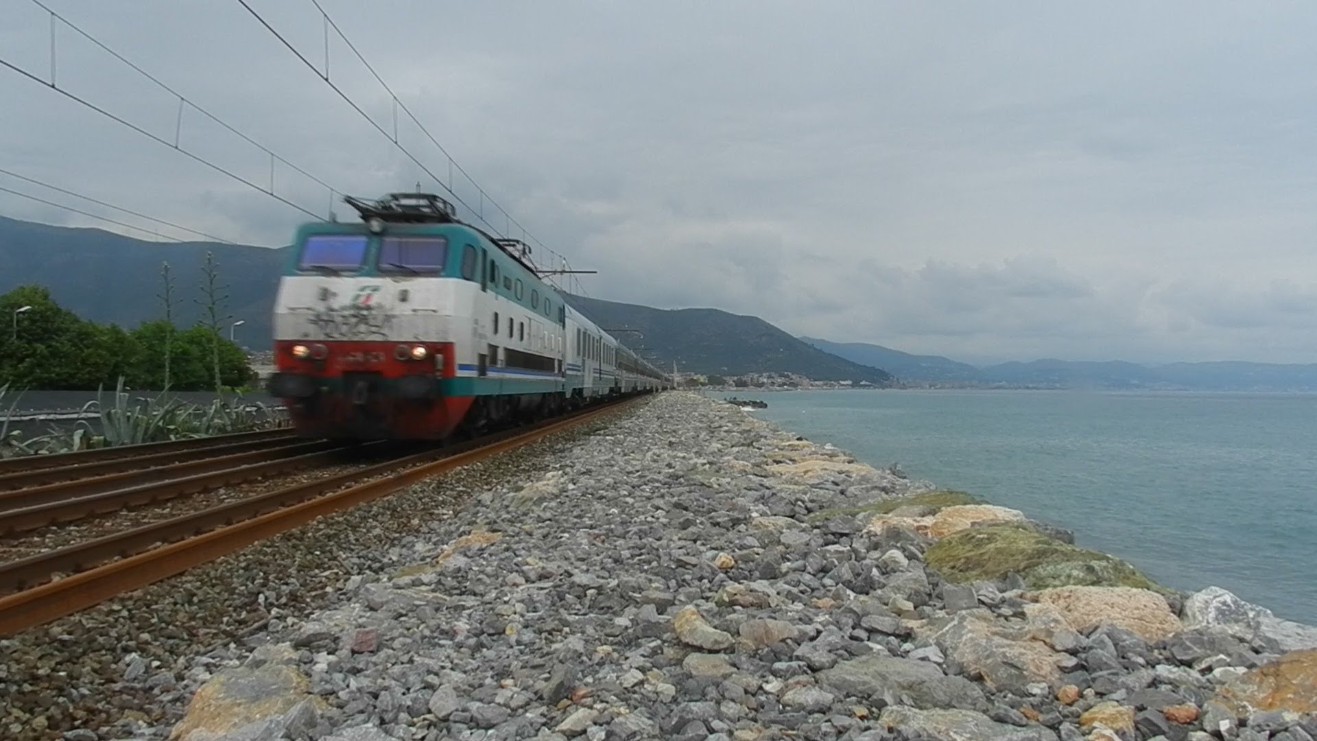 Treno Genova-Ventimiglia: per lavori di potenziamento, dal 3 al 5 luglio la circolazione è sospesa tra Taggia e Mentone