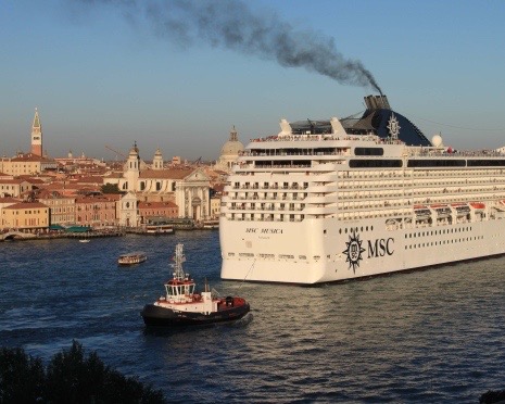 Dopo lo stop al transito delle grandi navi a Venezia arrivano i contributi per compagnie e operatori del terminal