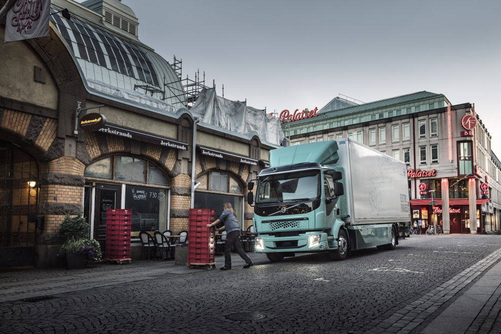 Volvo Trucks punta a un futuro elettrico con l’obiettivo del 50% delle vendite entro il 2030