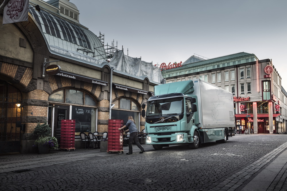 Volvo Trucks apre gli ordini per camion elettrici. La produzione parte in autunno