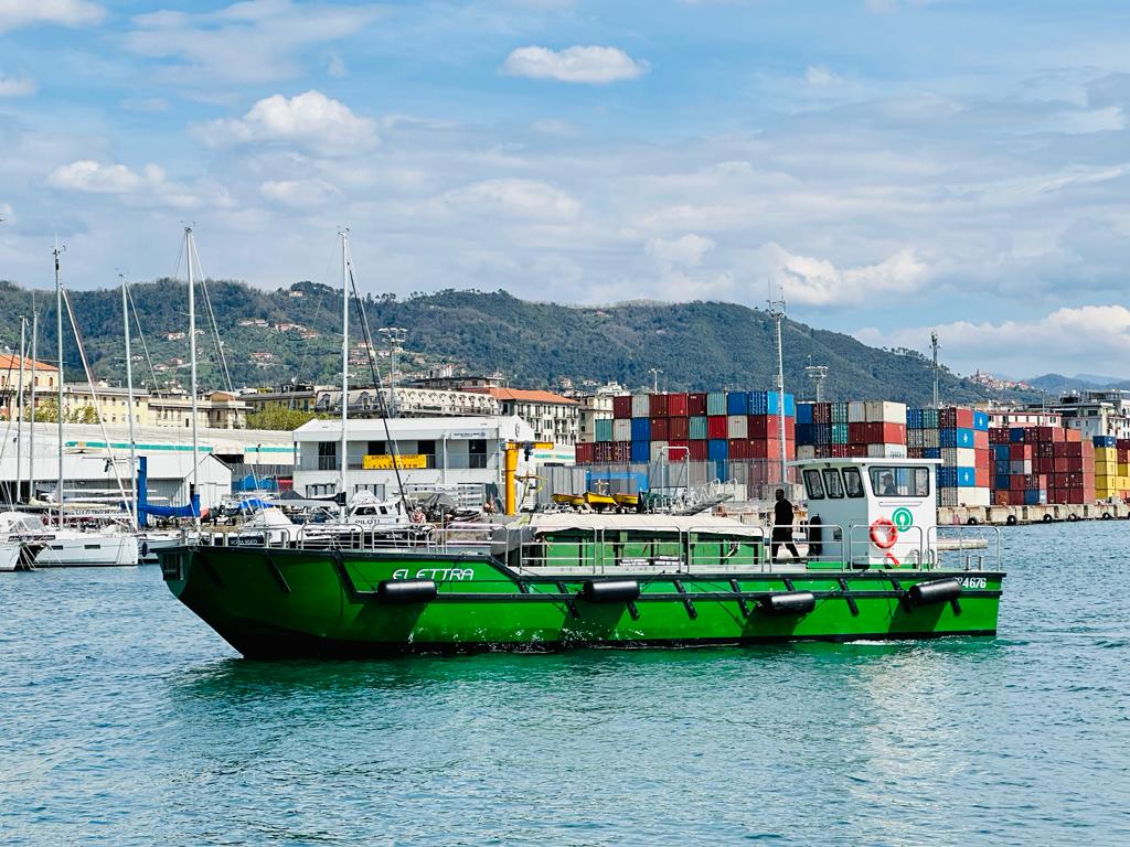 Elettra, nave “spazzina elettrica” del porto di La Spezia