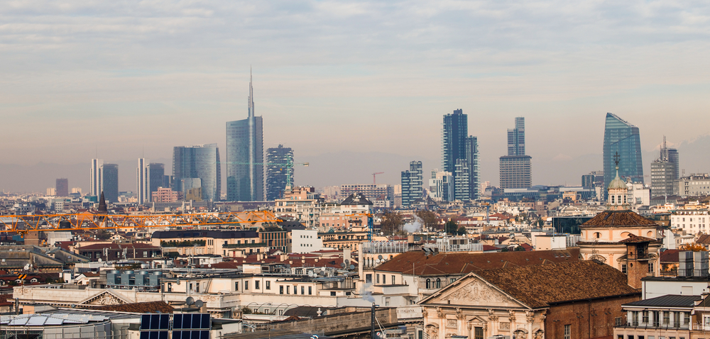 Esplosione di un camion nel centro di Milano, evacuate oltre 200 persone