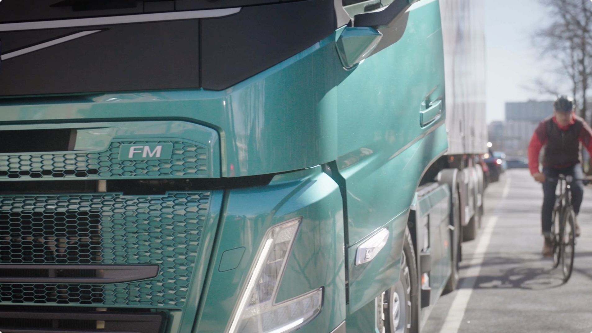 Ciclisti e pedoni più sicuri con il sensore angolo cieco di Volvo Trucks