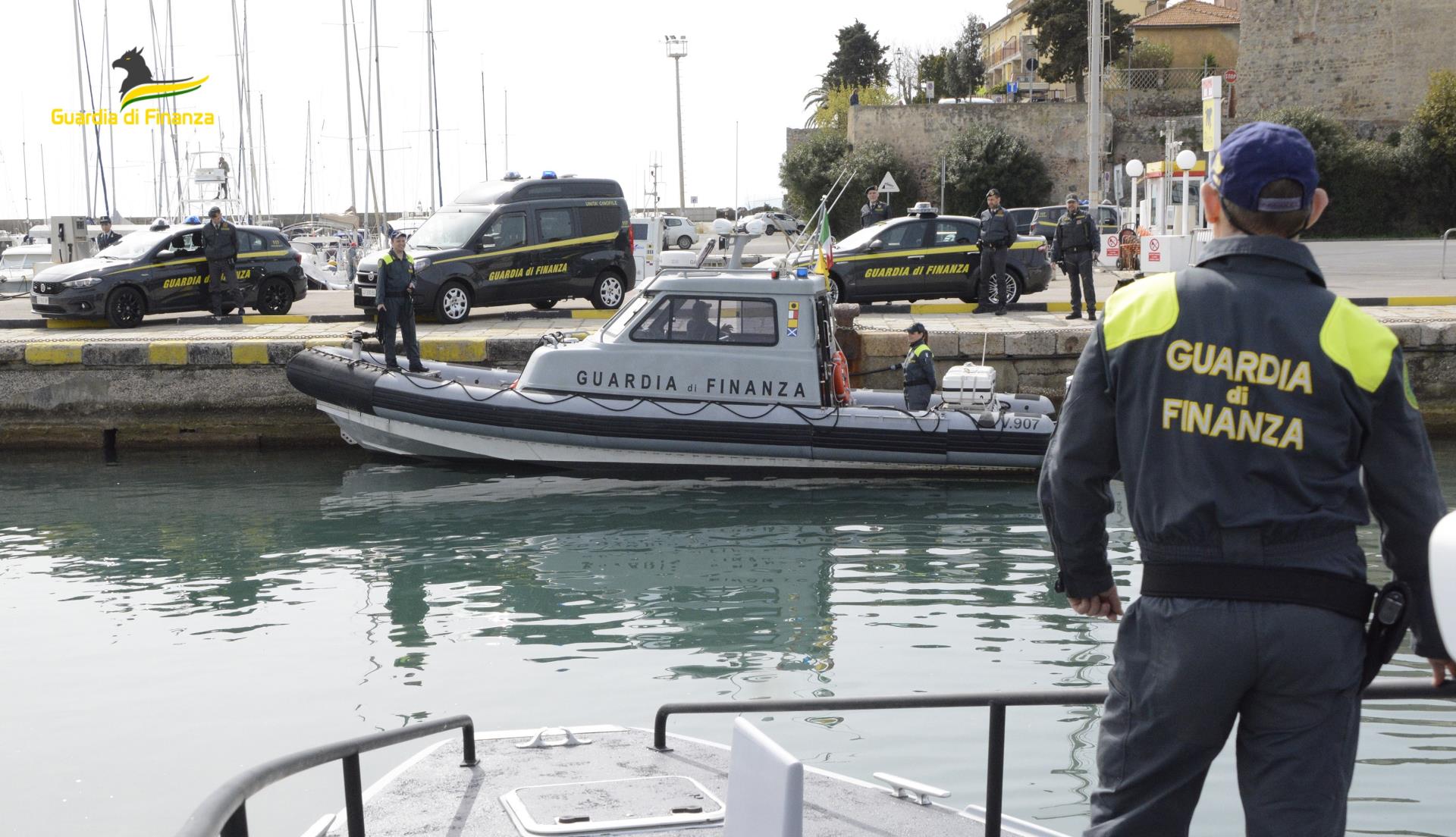 Skipper si fa pagare in nero di fronte alla caserma della Guardia di Finanza